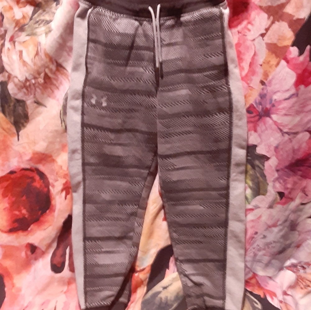 Under armor youth size medium sweat pants